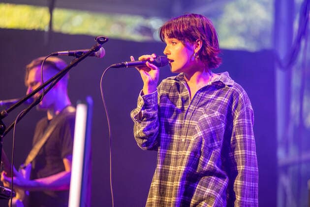 Tuebingen Tuebingen; Konzert; Festival; Tanks Giving Festival; Vaddi Concerts; Coronakonzert; Panzerhalle; Franzoesisches Viertel; Event Die Ravensburgerin Lotte singt in der Tuebinger Panzerhalle zusammen mit kleiner Band beim Taanks Giving Festival 2021. Copyright: xDennisxDuddek xEibnerxPressefotox EP_DDU
