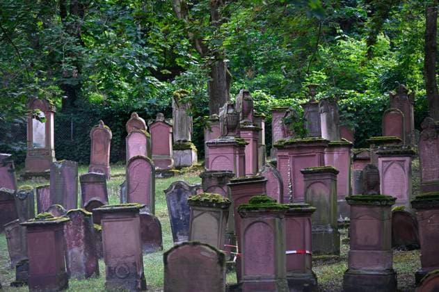 Grabsteine auf dem Alten Juedischen Friedhof Am Judensand in Mainz (Foto vom 11.07.2021). Mainz, Worms und Speyer am Rhein waren im Mittelalter Zentren juedischer Kultur und Gelehrsamkeit. Die wenigen sichtbaren Ueberreste an die Bluetezeit der sogenannten SchUM-Gemeinden koennten im Juli von der Unesco als Weltkulturerbe anerkannt werden. (Siehe epd-Feature vom 12.07.2021) Friedhof Am Judensand in Mainz