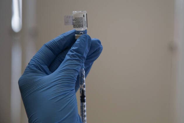July 12, 2021, London, United Kingdom: A NHS health worker prepares to administers the Pfizer Covid-19 vaccine to a member of public at a vaccination centre in London. London United Kingdom - ZUMAs197 20210712_zaa_s197_040 Copyright: xDinendraxHariax