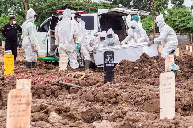 July 11, 2021, Jakarta, Indonesia: Gravediggers wearing personal protective equipment carry a coffin of a covid-19 victim for burial at Rorotan public cemetery..Indonesia has the highest COVID-19 death toll in South East Asia with 66,464 victims as recorded by the National Disaster Mitigation Agency. Jakarta Indonesia - ZUMAs197 20210711_zaa_s197_552 Copyright: xWisnuxPrasetyox