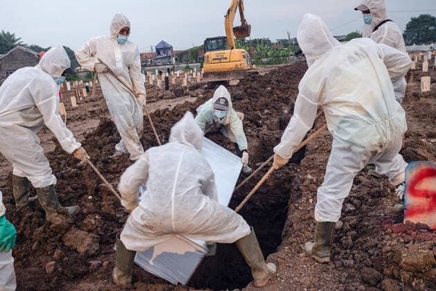 July 11, 2021, Jakarta, Indonesia: Gravediggers wearing personal protective equipment lower a coffin of a covid-19 victim for burial at Rorotan public cemetery..Indonesia has the highest COVID-19 death toll in South East Asia with 66,464 victims as recorded by the National Disaster Mitigation Agency. Jakarta Indonesia - ZUMAs197 20210711_zaa_s197_558 Copyright: xWisnuxPrasetyox