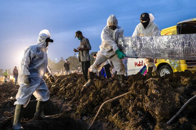 July 11, 2021, Jakarta, Indonesia: Gravediggers wearing personal protective equipment carry a coffin of a covid-19 victim for burial at Rorotan public cemetery..Indonesia has the highest COVID-19 death toll in South East Asia with 66,464 victims as recorded by the National Disaster Mitigation Agency. Jakarta Indonesia - ZUMAs197 20210711_zaa_s197_568 Copyright: xWisnuxPrasetyox