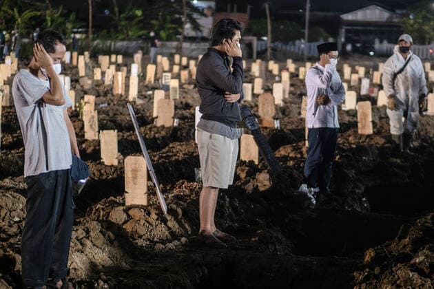 July 11, 2021, Jakarta, Indonesia: Family members pray during the burial of a relative at Rorotan public cemetery..Indonesia has the highest COVID-19 death toll in South East Asia with 66,464 victims as recorded by the National Disaster Mitigation Agency. Jakarta Indonesia - ZUMAs197 20210711_zaa_s197_576 Copyright: xWisnuxPrasetyox