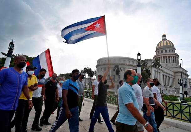 Bilder des Jahres 2021, News 07 Juli News Themen der Woche KW28 News Bilder des Tages Supporters of the Miguel Diaz-Canel government demonstrate in front of the Capitol, headquarters of the National Assembly, today, in Havana, Cuba, 12 July 2021. The Secretary General of the Organization of American States (OAS), Luis Almagro, called on Monday for an end to the repression and persecution in Cuba, and demanded the immediate release of those detained after the protests that occurred on Sunday on the island. EFE Yander Zamora The OAS calls for an end to repression and persecution in Cuba !ACHTUNG: NUR REDAKTIONELLE NUTZUNG!  Copyright: xYanderxZamorax AME1942 20210712-a4e7ac52992f848f7f25531cd4eb3963fea9d356