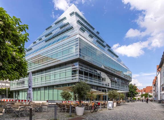 Architektur von Gottfried Böhm Stadtbibliothek Ulm. Die Zentralbibliothek ist in dem von Gottfried Böhm entworfenen pyramidenförmigen Glasbau in der Ulmer Altstadt untergebracht. 10.07.2021: DEU, Deutschland, Baden-Württemberg, Ulm. *** Ulm City Library The central library is housed in the pyramid-shaped glass building designed by Gottfried Böhm in Ulms old town 10 07 2021 DEU, Germany, Baden Württemberg, Ulm