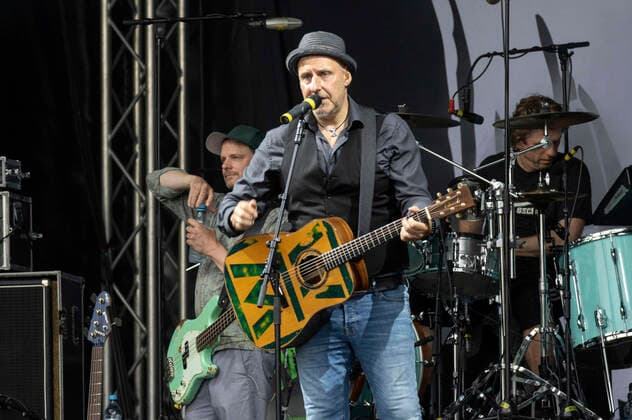 Thorsten Wingenfelder von Fury in the Slaughterhouse live im Rahmen der Konzertreihe Juicy Beats Park Sessions im Westfalenpark. Dortmund, 12.07.2021