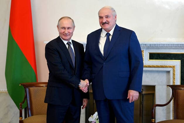 Bilder des Jahres 2021, News 07 Juli News Themen der Woche KW28 News Bilder des Tages ST PETERSBURG, RUSSIA - JULY 13, 2021: Russiaâ€™s President Vladimir Putin (L) and Belarus President Alexander Lukashenko shake hands during a meeting. Alexei Nikolsky Russian Presidential Press and Information Office TASS  TS108012