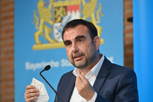 Klaus HOLETSCHEK (CSU,Gesundheitsminister Bayern),Gestik, Einzelbild,angeschnittenes Einzelmotiv,Portraet,Portrait,Porträt. Pressekonferenz der Bayerischen Staatsregierung nach Kabinettssitzung am 13.07.2021 im Prinz Carl Palais in Muenchen.