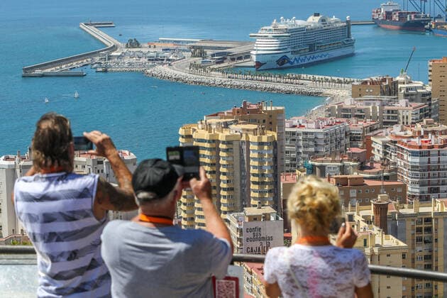 July 13, 2021: July 13, 2021 (Malaga) The first international cruise ship to dock in Malaga after 16 months with almost 1,500 passengers, with a capacity limit of 50%. the Aida Perla with its characteristic colourful design, the work of the painter Feliks BoÂ¼tner - ZUMAc161 20210713_zap_c161_005 Copyright: xLorenzoxCarnerox