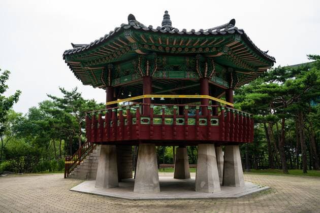 Coronavirus in Südkorea, Eindrücke aus Bucheon July 13, 2021, Bucheon, Bucheon, South Korea: A pavilion in Yeouido Park in Seoul is taped off as South Korea enters its second day of pseudo-lockdown amid a string of record number of coronavirus cases. Bucheon South Korea - ZUMAh163 20210713_znp_h163_002 Copyright: xJintakxHanx