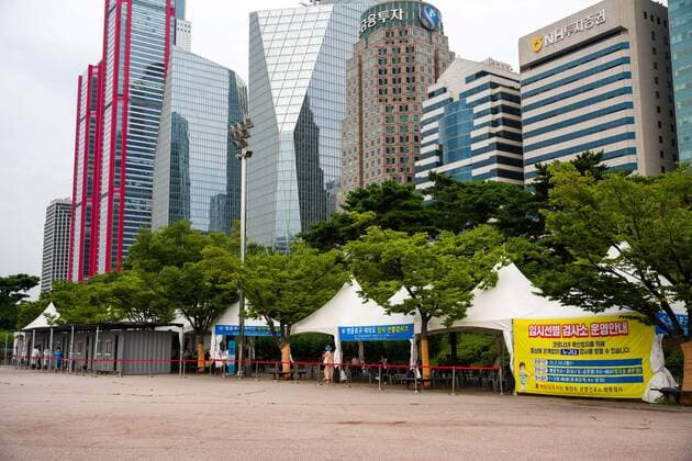 Coronavirus in Südkorea, Eindrücke aus Bucheon July 13, 2021, Bucheon, Bucheon, South Korea: A temporary coronavirus testing center in Yeouido Park in Seoul operates in front of the offices of several investment banks and other financial institutions as South Korea enters its second day of a quasi-lockdown amid a record surge in coronavirus outbreaks. Bucheon South Korea - ZUMAh163 20210713_znp_h163_005 Copyright: xJintakxHanx