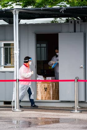 Coronavirus in Südkorea, Eindrücke aus Bucheon July 13, 2021, Bucheon, Bucheon, South Korea: Workers handle test samples at a temporary coronavirus testing center in Yeouido Park in Seoul as South Korea enters its second day of a quasi-lockdown amid a record surge in coronavirus outbreaks. Bucheon South Korea - ZUMAh163 20210713_znp_h163_007 Copyright: xJintakxHanx