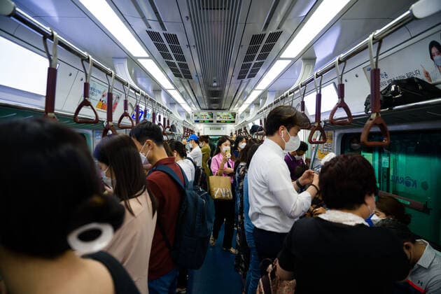 Coronavirus in Südkorea, Eindrücke aus Bucheon July 13, 2021, Bucheon, Bucheon, South Korea: Subway riders in Seoul crowd a train as South Korea enters its second day of a quasi-lockdown amid a record surge in coronavirus outbreaks. Bucheon South Korea - ZUMAh163 20210713_znp_h163_008 Copyright: xJintakxHanx