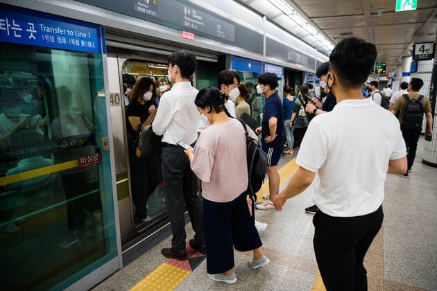 Coronavirus in Südkorea, Eindrücke aus Bucheon July 13, 2021, Bucheon, Bucheon, South Korea: Subway riders in Seoul rush to board the train as South Korea enters its second day of a quasi-lockdown amid a record surge in coronavirus outbreaks. Bucheon South Korea - ZUMAh163 20210713_znp_h163_009 Copyright: xJintakxHanx