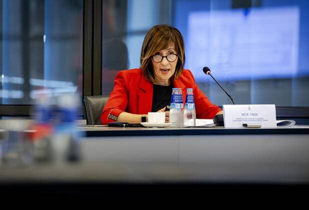 THE HAGUE - Aura Timen (head of the National Coordination of Infectious Disease Control at the RIVM), with the ascending graph in the background, in the House of Representatives during a technical briefing about the corona virus. The infection figures have risen rapidly again, so that the cabinet has decided to tighten up the corona measures again. ANP ROBIN VAN LONKHUIJSEN Copyright: xHollandsexHoogtex xxANPx x433842702x