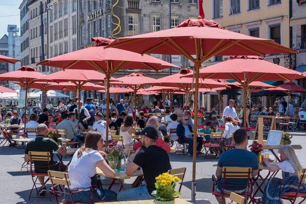 Bewirtung unter Sonnenschirmen am Spatenhaus, Max-Joseph-Platz, München, Oberbayern, Bayern, Deutschland, Europa *** Hospitality under sunshades at the Spatenhaus, Max Joseph Platz, Munich, Upper Bavaria, Bavaria, Germany, Europe Copyright: imageBROKER ManfredxBail iblabc06967275.jpg