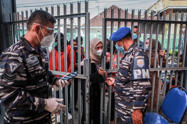 July 14, 2021, Malang, Indonesia: Young people arrive at Naval Base to get the Covid-19 vaccine in Malang..The Indonesian Ministry of Health has started to roll out Phase Three Vaccinations for Vulnerable People, Other General People, and Children aged 12-17 years. Malang Indonesia - ZUMAs197 20210714_zaa_s197_004 Copyright: xBayuxNovantax