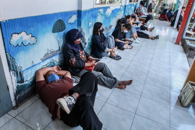July 14, 2021, Malang, Indonesia: Young people wait to receive a Covid-19 vaccine at Naval Base in Malang..The Indonesian Ministry of Health has started to roll out Phase Three Vaccinations for Vulnerable People, Other General People, and Children aged 12-17 years. Malang Indonesia - ZUMAs197 20210714_zaa_s197_005 Copyright: xBayuxNovantax