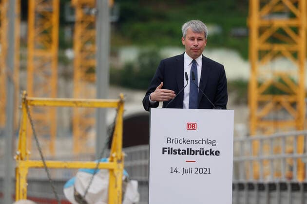 Eine der höchsten Eisenbahnbrücken in Deutschland ist fertig gebaut. Die rund 500 Meter lange Filstalbrücke ist Teil der künftigen Hochgeschwindigkeitsstrecke Stuttgart - Ulm. Mit einem Festakt feierte die Bahn den Brückenschlag in 85 Metern Höhe. Damit ist die Brücke nach Bahnangaben die dritthöchste Eisenbahnbrücke in Deutschland. Steffen Bilger, Parlamentarischer Staatssekretär beim Bundesminister für Verkehr und digitale Infrastruktur. Deutschland, Baden-Württemberg, Mühlhausen im Täle, 14.07.2021.