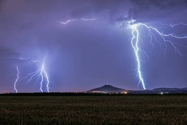Bilder des Jahres 2021, News 07 Juli News Themen der Woche KW28 Görlitz - Blitze zucken an der Landeskrone 13.07.2021, 22:00 Uhr Görlitz, Landeskrone Fotograf: LausitzNews.de Thomas Hurny In der Nacht zum Mittwoch zuckten zahlreiche Blitze über der Lausitz. So aauch an der Landeskrone in Görlitz. Hell erleutete das Gewitter den Hausberg der Görlitzer. Auch am Mittwoch sollen weitere Gewitter über die Lausitz ziehen. Görlitz Sachsen Deutschland *** Goerlitz lightning twitching at the Landeskrone 13 07 2021, 22 00 Goerlitz, Landeskrone Photographer LausitzNews de Thomas Hurny In the night to Wednesday, numerous lightning twitched over Lusatia So also at the Landeskrone in Goerlitz Brightly experienced the thunderstorm the local mountain of Goerlitz Also on Wednesday, more thunderstorms are to Copyright: xLausitzNews.de xThomasxHurnyx