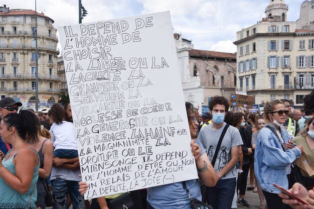 Coronavirus in Frankreich, Protest gegen Gesundheitspass in Marseille July 14, 2021, Marseille, France: A protester holds a placard during the demonstration against the health pass in Marseille. Marseille France - ZUMAs197 20210714_zaa_s197_070 Copyright: xGerardxBottinox