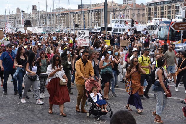 Coronavirus in Frankreich, Protest gegen Gesundheitspass in Marseille July 14, 2021, Marseille, France: Protesters march on street during the demonstration against the health pass in Marseille. Marseille France - ZUMAs197 20210714_zaa_s197_072 Copyright: xGerardxBottinox