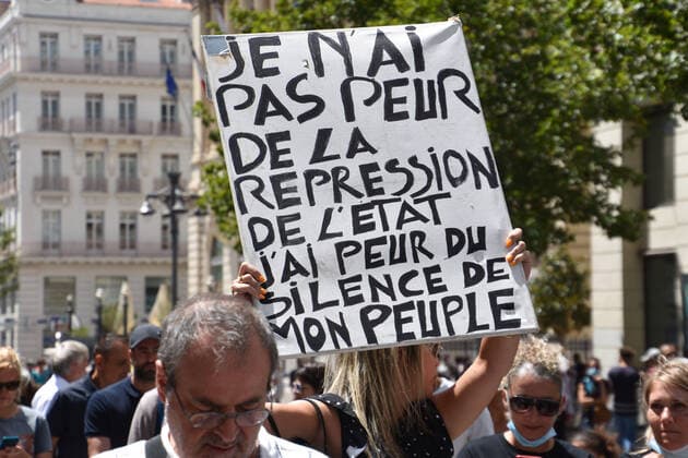 Coronavirus in Frankreich, Protest gegen Gesundheitspass in Marseille July 14, 2021, Marseille, France: A protester holds a placard during the demonstration against the health pass in Marseille. Marseille France - ZUMAs197 20210714_zaa_s197_076 Copyright: xGerardxBottinox