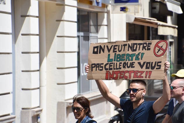 Coronavirus in Frankreich, Protest gegen Gesundheitspass in Marseille July 14, 2021, Marseille, France: A protester holds a placard during the demonstration against the health pass in Marseille. Marseille France - ZUMAs197 20210714_zaa_s197_078 Copyright: xGerardxBottinox