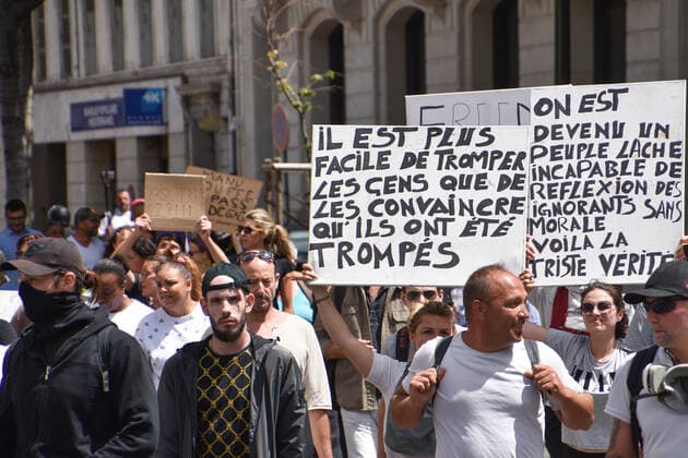 Coronavirus in Frankreich, Protest gegen Gesundheitspass in Marseille July 14, 2021, Marseille, France: Protesters hold placards during the demonstration against the health pass in Marseille. Marseille France - ZUMAs197 20210714_zaa_s197_079 Copyright: xGerardxBottinox