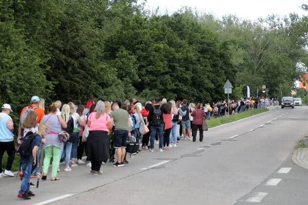 Pietro Lombardi - Erfurt 14.07.2021 , Erfurt, Zoopark, Festwiese, Picknick-Konzert von Pietro Lombardi im Bild: viele Besucher des Konzerts stehen in einer Schlange vor dem Zoopark, um Zutritt zu bekommen