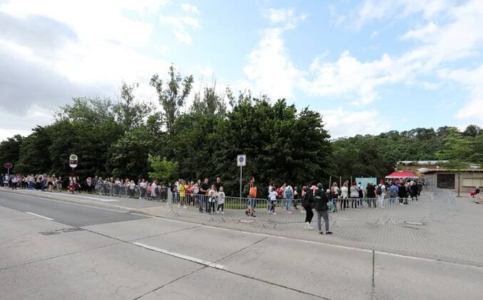 Pietro Lombardi - Erfurt 14.07.2021 , Erfurt, Zoopark, Festwiese, Picknick-Konzert von Pietro Lombardi im Bild: viele Besucher des Konzerts stehen in einer Schlange vor dem Zoopark, um Zutritt zu bekommen