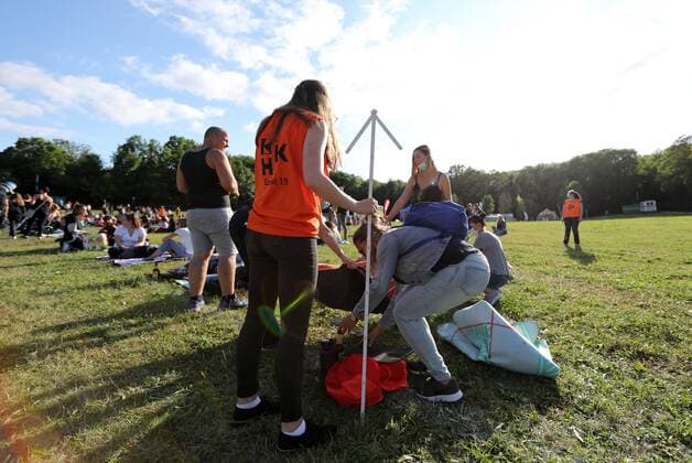 Pietro Lombardi - Erfurt 14.07.2021 , Erfurt, Zoopark, Festwiese, Picknick-Konzert von Pietro Lombardi im Bild: Mitarbeiter messen den Abstand zwischen den Picknickdecken aus, damit der Abstand von 1,5 Metern eingehalten wird