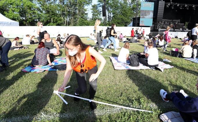 Pietro Lombardi - Erfurt 14.07.2021 , Erfurt, Zoopark, Festwiese, Picknick-Konzert von Pietro Lombardi im Bild: Mitarbeiter messen den Abstand zwischen den Picknickdecken aus, damit der Abstand von 1,5 Metern eingehalten wird
