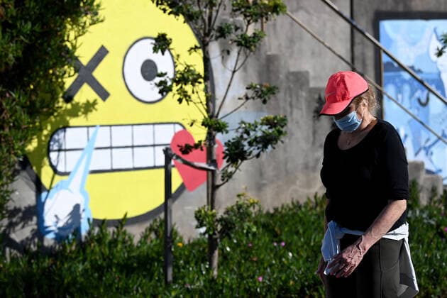 NSW CORONAVIRUS COVID19, A woman wearing a face mask walks past a mural at Bondi Beach in Sydney, Thursday, July 15, 2021. New South Wales has recorded 65 new locally transmitted coronavirus cases overnight, 28 of which were infectious during their time in the community. ( NO ARCHIVING, EDITORIAL USE ONLY, NO USE IN BOOKS WITHOUT CONSENT SYDNEY NSW AUSTRALIA  Copyright: xBIANCAxDExMARCHIx 20210715001557395884