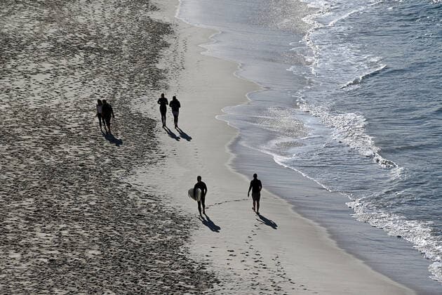 NSW CORONAVIRUS COVID19, People walk along the waters edge at Bondi Beach in Sydney, Thursday, July 15, 2021. New South Wales has recorded 65 new locally transmitted coronavirus cases overnight, 28 of which were infectious during their time in the community. ( NO ARCHIVING, EDITORIAL USE ONLY, NO USE IN BOOKS WITHOUT CONSENT SYDNEY NSW AUSTRALIA  Copyright: xBIANCAxDExMARCHIx 20210715001557395904