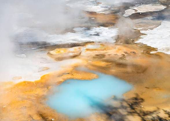  Abstrakte Detailaufnahme, heiße Quellen, bunte Mineralienablagerungen im Porcelain Basin, Noris Geyser Basin, Yellowstone Nationalpark, Wyoming, USA, Nordamerika *** Abstract detail, hot springs, colorful mineral deposits in Porcelain Basin, Noris Geyser Basin, Yellowstone National Park, Wyoming, USA, North America Copyright: imageBROKER/MaraxBrandl ibxmab06753056.jpg