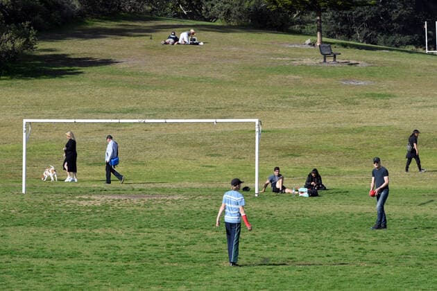 NSW CORONAVIRUS COVID19, Members of the public exercising at Centennial Park in Sydney, Tuesday, December 22, 2020. New South Wales has recorded 65 new locally transmitted coronavirus cases overnight, 28 of which were infectious during their time in the community. ( NO ARCHIVING, EDITORIAL USE ONLY, NO USE IN BOOKS WITHOUT CONSENT SYDNEY NSW AUSTRALIA  Copyright: xMICKxTSIKASx 20210715001557409542