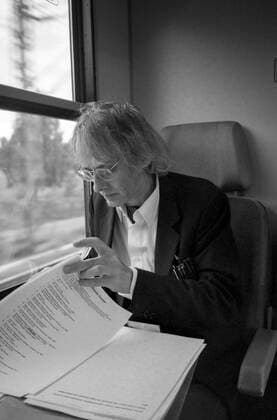 Timm Ulrichs im Zug von Berlin nach Magdeburg und korrigiert Fahnen für den Katalog Der detektorische Blick (NGBK), 19.9.1997. Auf dem Weg zu einer Arbeitsbesprechung wegen seines Entwurfs für die Erdachse auf dem Bahnhofsvorplatz in Magdeburg, die 1999 eingeweiht wurde. Die Zugfahrt nutzte Ulrichs zur Korrektur von Druckfahnen für seinen Katalog bei der NGBK Der detektorische Blick . *** Timm Ulrichs on the train from Berlin to Magdeburg correcting flags for the catalogue Der detektorische Blick NGBK , 19 9 1997 On the way to a meeting about his design for the earth axis on the station forecourt in Magdeburg, which was inaugurated in 1999 Ulrichs used the train journey to correct printed flags for his catalogue at the NGBK Der dete