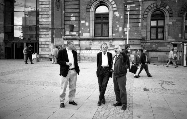 Timm Ulichs mit dem Baureferat der Stadt Magdeburg auf dem Bahhofsvorplatz für die geplante Erdachse, 19.9.1997 *** Timm Ulichs with the building department of the city of Magdeburg on the station forecourt for the planned earth axis, 19 9 1997