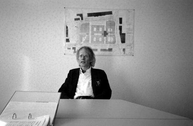 Timm Ulichs im Baureferat der Stadt Magdeburg zur Besprechung wegen der projektierten Erdachse auf dem Vorplatz des HBF, 19.9.1997 *** Timm Ulichs in the building department of the city of Magdeburg to the discussion because of the projected earth axis on the forecourt of the main station, 19 9 1997