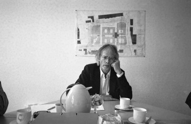 Timm Ulichs im Baureferat der Stadt Magdeburg zur Besprechung der projektierten Erdachse auf dem Vorplatz des HBF, 19.9.1997 *** Timm Ulichs in the building department of the city of Magdeburg to the discussion of the projected earth axis on the forecourt of the main station, 19 9 1997