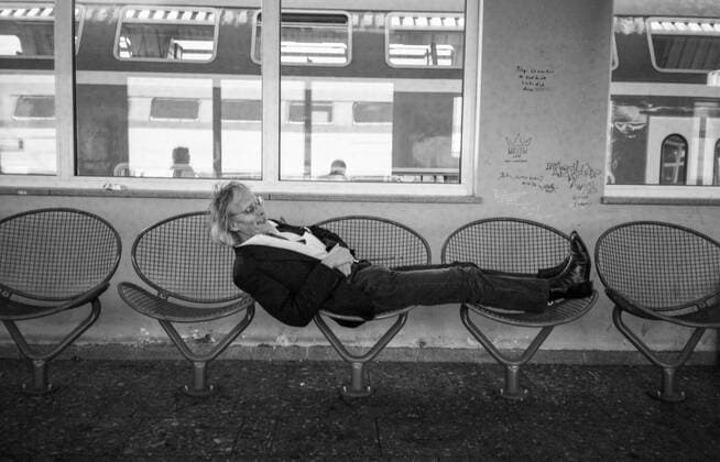 Timm Ulrichs demonstriert die Unbequemlichkeit der Ruhezone im Magdeburger HBF, 19.9.1997 *** Timm Ulrichs demonstrates the inconvenience of the quiet zone in Magdeburg HBF, 19 9 1997