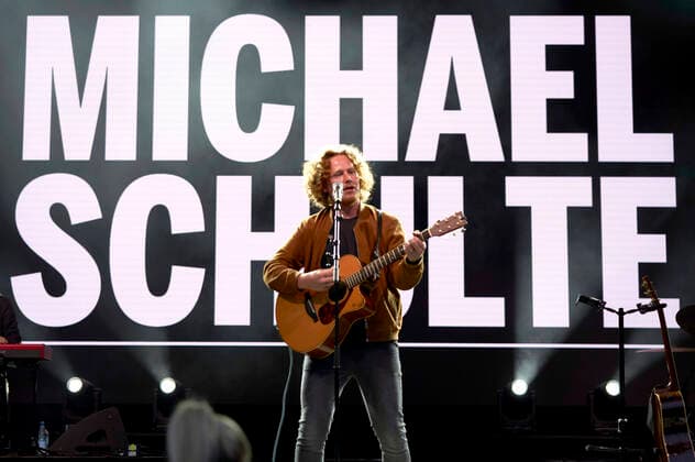 Bilder des Jahres 2021, Entertainment 07 Juli Entertainment Themen der Woche KW28 Michael Schulte live im Rahmen der Konzertreihe Back on Stage auf der Gilde Parkbühne. Hannover, 14.07.2021 *** Michael Schulte live as part of the concert series Back on Stage at the Gilde Parkbühne Hannover, 14 07 2021 Foto:xU.xStammx xFuturexImage