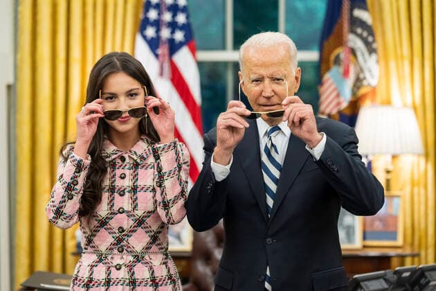 Bilder des Jahres 2021, Entertainment 07 Juli Entertainment Themen der Woche KW28 STYLELOCATIONU.S President Joe Biden poses with teen pop star Olivia Rodrigo in the Oval Office of the White House July 14, 2021 in Washington, D.C. Rodrigo visited the White House to film a video promoting vaccines to young people. Washington United States of America - ZUMAp138 20210714_zaa_p138_001 Copyright: xAdamxSchultz WhitexHousex