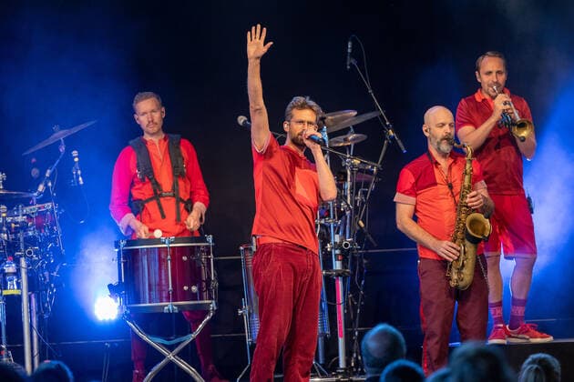 Tuebingen Tuebingen; Konzert; Festival; Tanks Giving Festival; Vaddi Concerts; Coronakonzert; Panzerhalle; Franzoesisches Viertel; Event Die zehnkoepfige Brassband Moop Mama aus Muenchen spielt beim Tuebinger Tanks GIving Festival im Franzoesischen Viertel vor ausverkaufter Panzerhalle. Copyright: xDennisxDuddek xEibnerxPressefotox EP_DDU