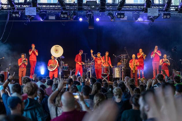 Tuebingen Tuebingen; Konzert; Festival; Tanks Giving Festival; Vaddi Concerts; Coronakonzert; Panzerhalle; Franzoesisches Viertel; Event Die zehnkoepfige Brassband Moop Mama aus Muenchen spielt beim Tuebinger Tanks GIving Festival im Franzoesischen Viertel vor ausverkaufter Panzerhalle. Copyright: xDennisxDuddek xEibnerxPressefotox EP_DDU