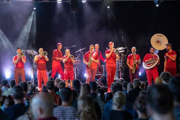 Tuebingen Tuebingen; Konzert; Festival; Tanks Giving Festival; Vaddi Concerts; Coronakonzert; Panzerhalle; Franzoesisches Viertel; Event Die zehnkoepfige Brassband Moop Mama aus Muenchen spielt beim Tuebinger Tanks GIving Festival im Franzoesischen Viertel vor ausverkaufter Panzerhalle. Copyright: xDennisxDuddek xEibnerxPressefotox EP_DDU