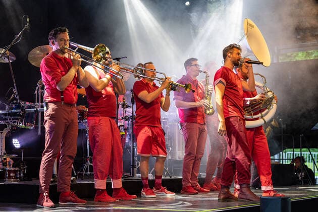 Tuebingen Tuebingen; Konzert; Festival; Tanks Giving Festival; Vaddi Concerts; Coronakonzert; Panzerhalle; Franzoesisches Viertel; Event Die zehnkoepfige Brassband Moop Mama aus Muenchen spielt beim Tuebinger Tanks GIving Festival im Franzoesischen Viertel vor ausverkaufter Panzerhalle. Copyright: xDennisxDuddek xEibnerxPressefotox EP_DDU