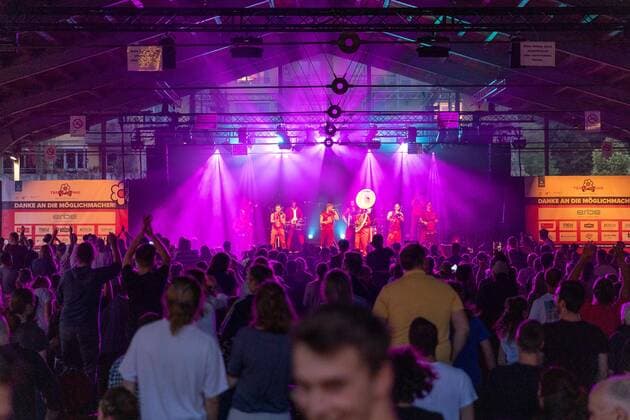 Tuebingen Tuebingen; Konzert; Festival; Tanks Giving Festival; Vaddi Concerts; Coronakonzert; Panzerhalle; Franzoesisches Viertel; Event Die zehnkoepfige Brassband Moop Mama aus Muenchen spielt beim Tuebinger Tanks GIving Festival im Franzoesischen Viertel vor ausverkaufter Panzerhalle. Copyright: xDennisxDuddek xEibnerxPressefotox EP_DDU