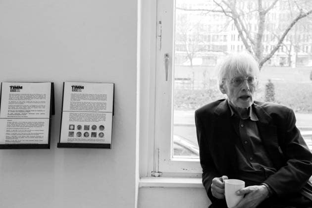 Timm Ulrichs in seiner Ausstellung Ich, Gott & die Welt. 100 Tage, 100 Werke, 100 Autoren , im Haus am Lützowplatz, Berlin, 12.3.2020 *** Timm Ulrichs in his exhibition Ich, Gott die Welt 100 Tage, 100 Werke, 100 Autoren , at the Haus am Lützowplatz, Berlin, 12 3 2020